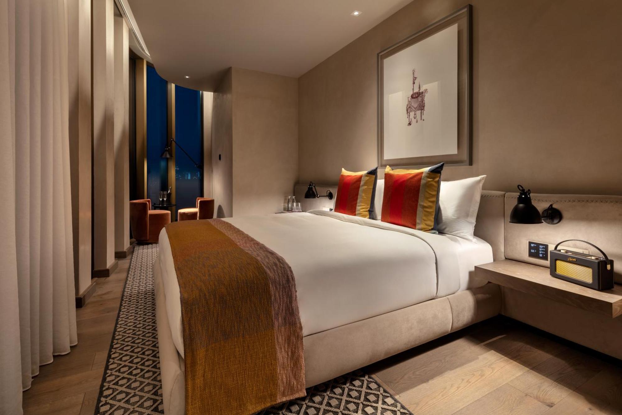 Hotel The Londoner Exteriér fotografie A bedroom at The Standard London