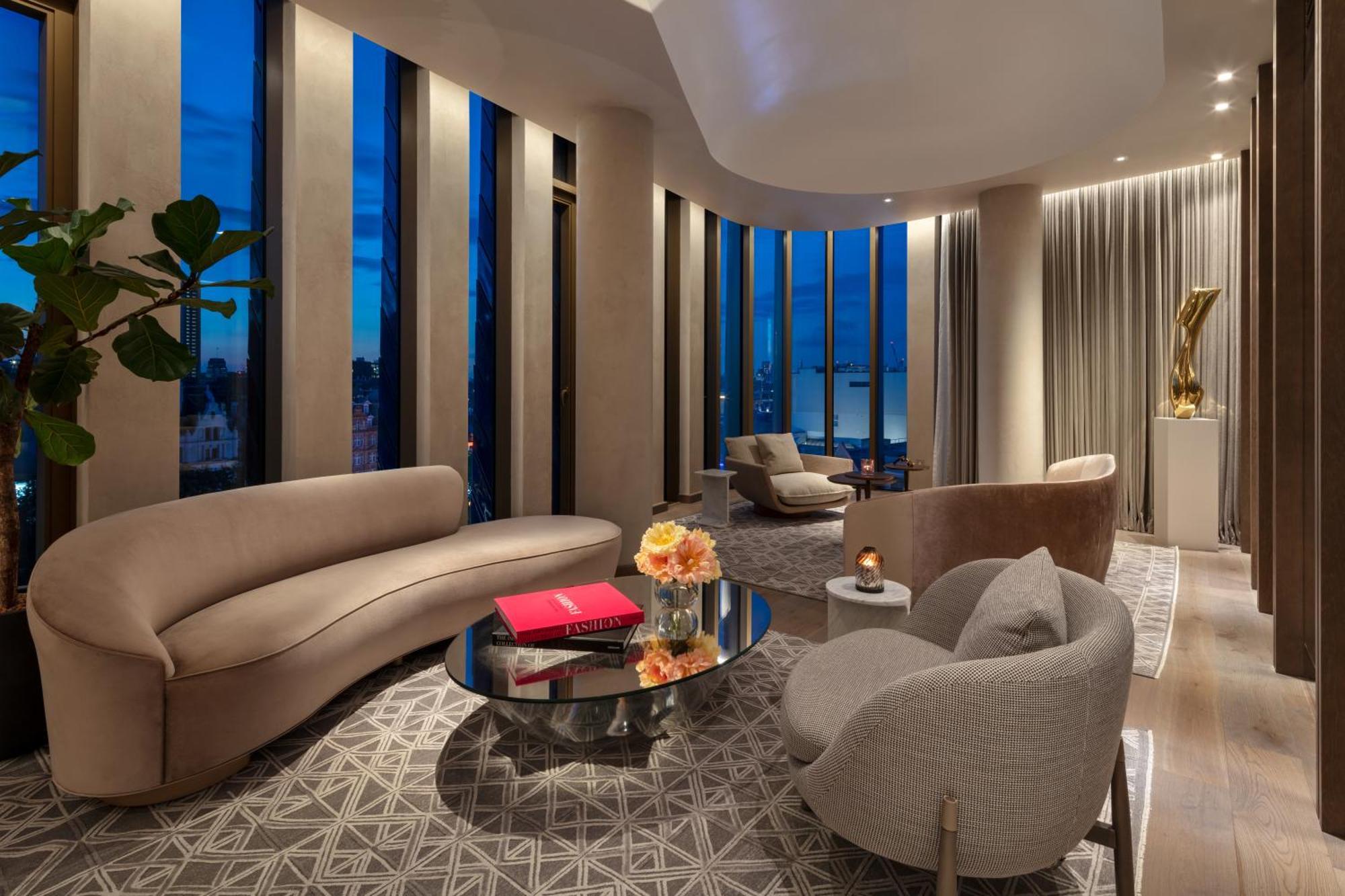 Hotel The Londoner Exteriér fotografie The living room of a penthouse at One Hyde Park