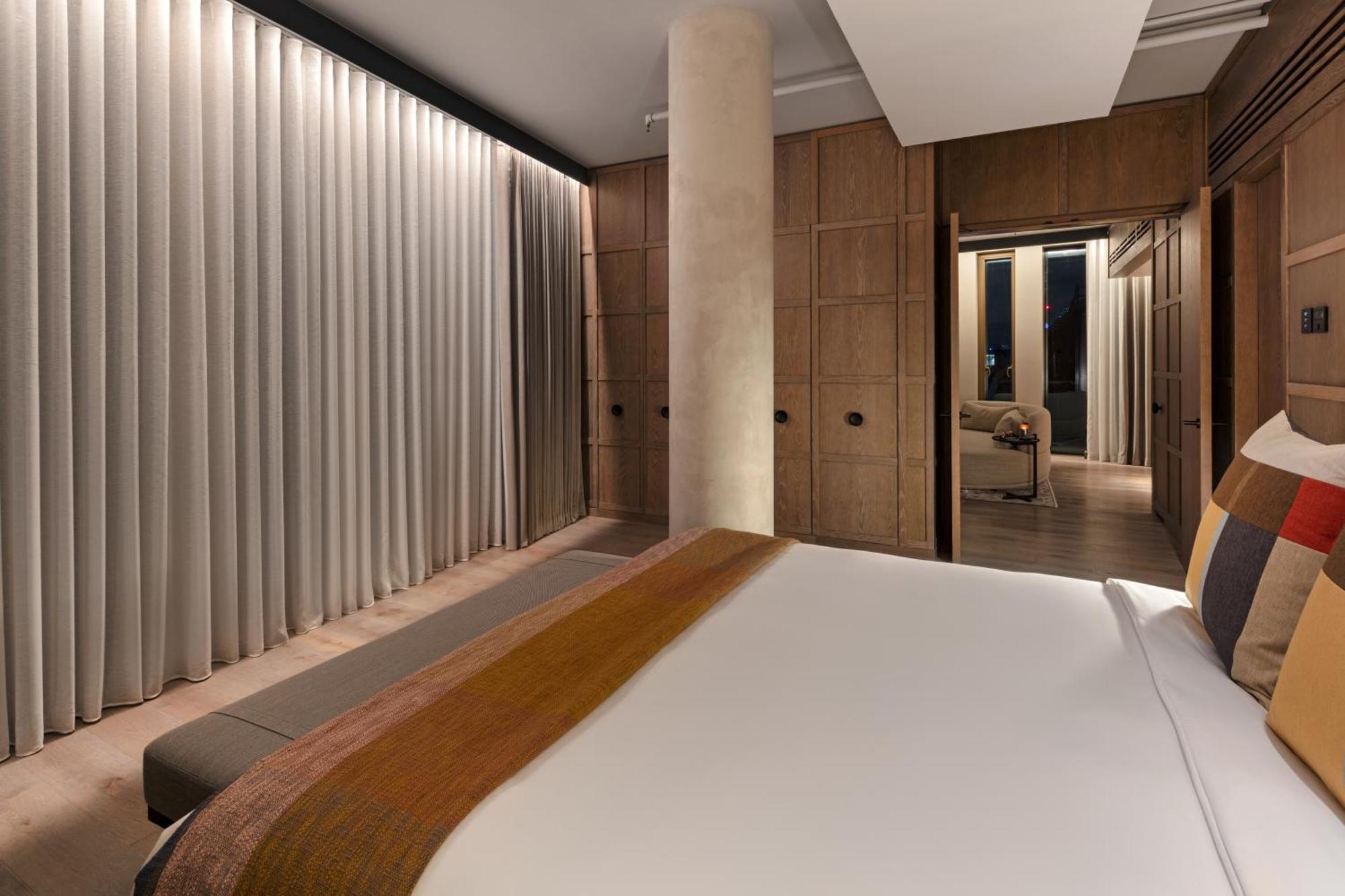 Hotel The Londoner Exteriér fotografie A bedroom at the hotel